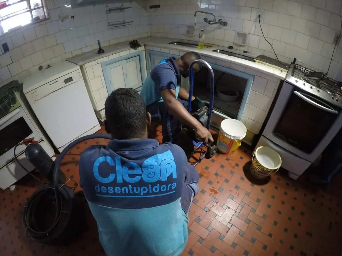 Técnicos da Clean Desentupidora realizando desentupimento em cozinha no Rio de Janeiro